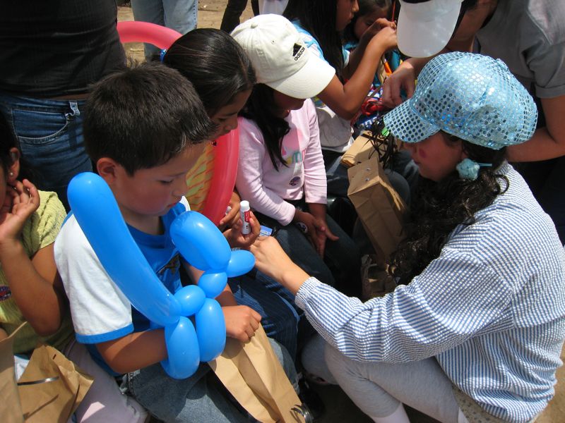 La Victoria kids making puppets