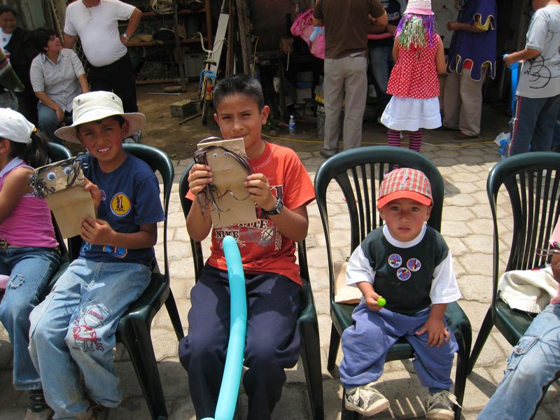La Victoria kids making puppets