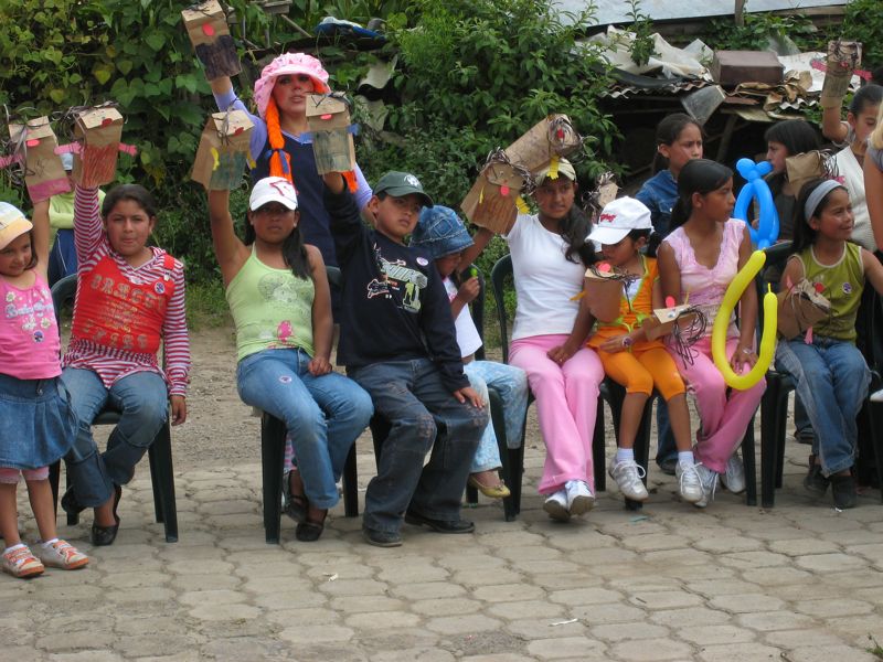 La Victoria kids showing off their puppets